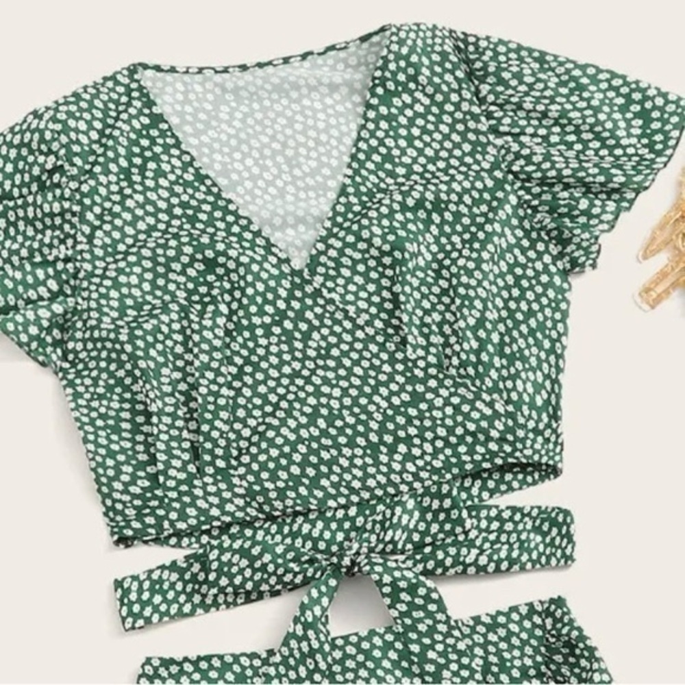 Shein VCAY Ditsy Floral Crop Top Size XS